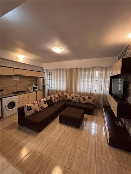 Casă cu 8 camere cu Teren 200 Mp în Exterior Nord