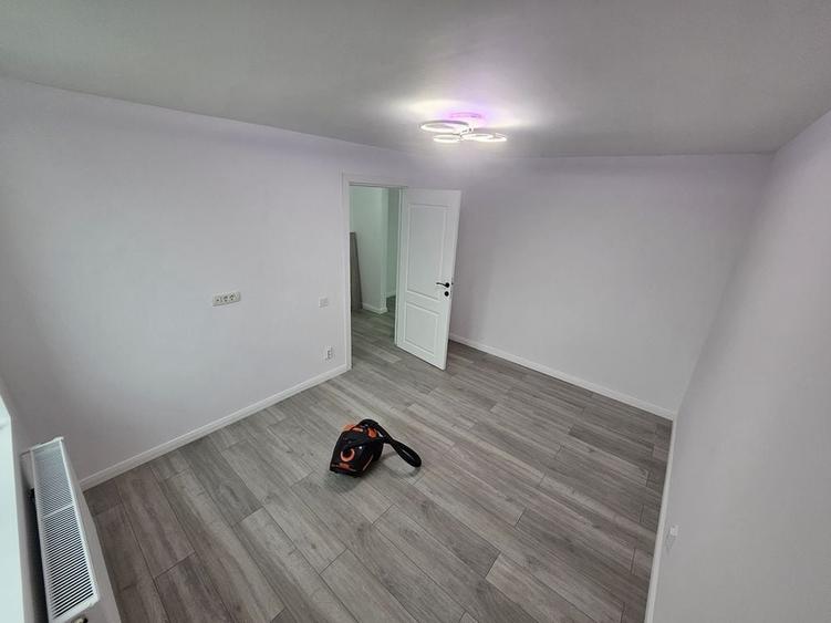 Apartament cu 3 camere semidecomandat în Cina