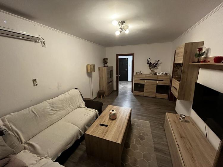 Apartament cu 3 camere semidecomandat în Crângași