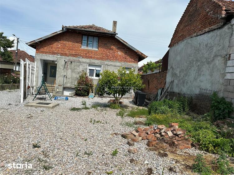 Casă cu 3 camere cu Teren 1438 Mp în Central