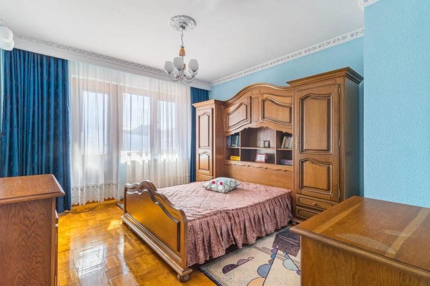 Casă individuală cu 20 camere cu Piscina în Central