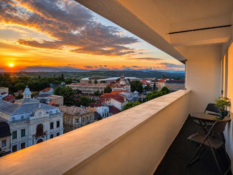 Apartament cu 2 camere decomandat, mobilat în Central
