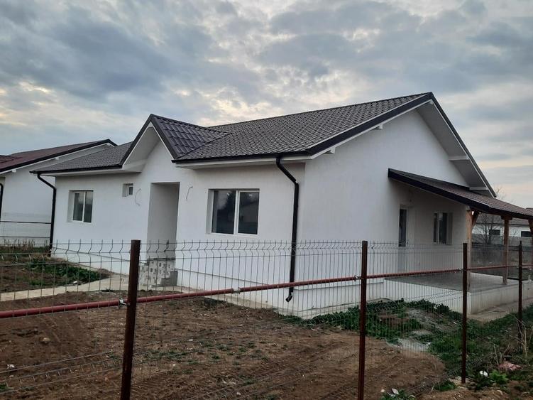 Casă individuală cu 4 camere cu Teren 490 Mp în Săbăreni
