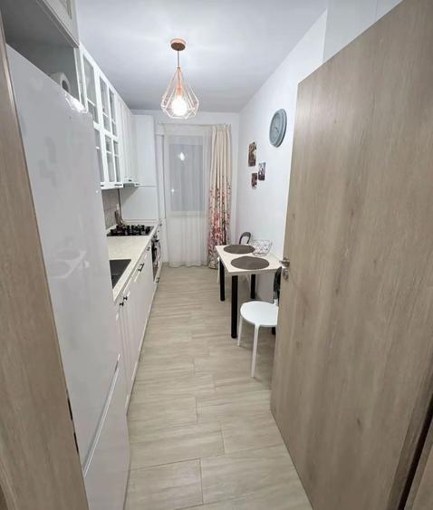 Apartament cu 3 camere decomandat în Exterior Vest