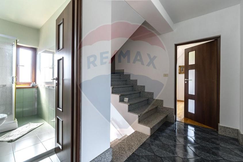 Casă individuală cu 7 camere cu Teren 1332 Mp în Cristian