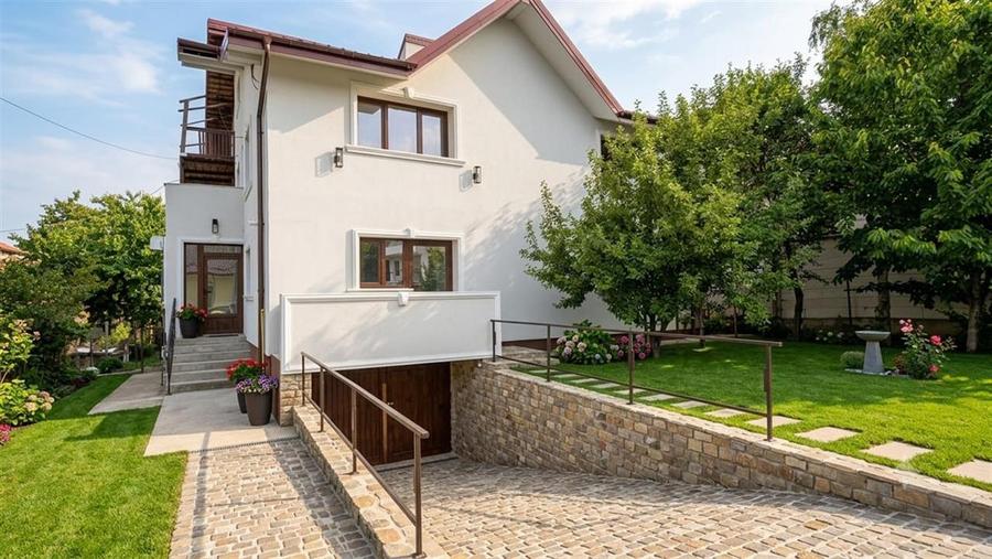 Casă cu 5 camere cu Teren 600 Mp în Bucium