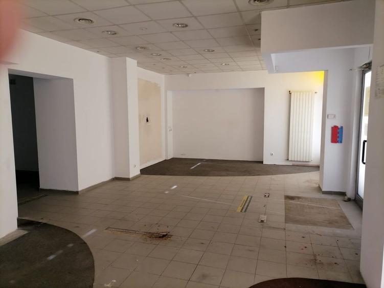 Spațiu comercial, de 152 mp, în Petros