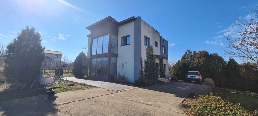 Casă cu 4 camere cu Teren 2500 Mp în Ghercești