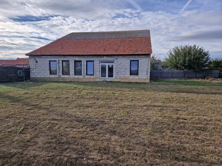 Casă cu 3 camere cu Teren 18000 Mp în Central