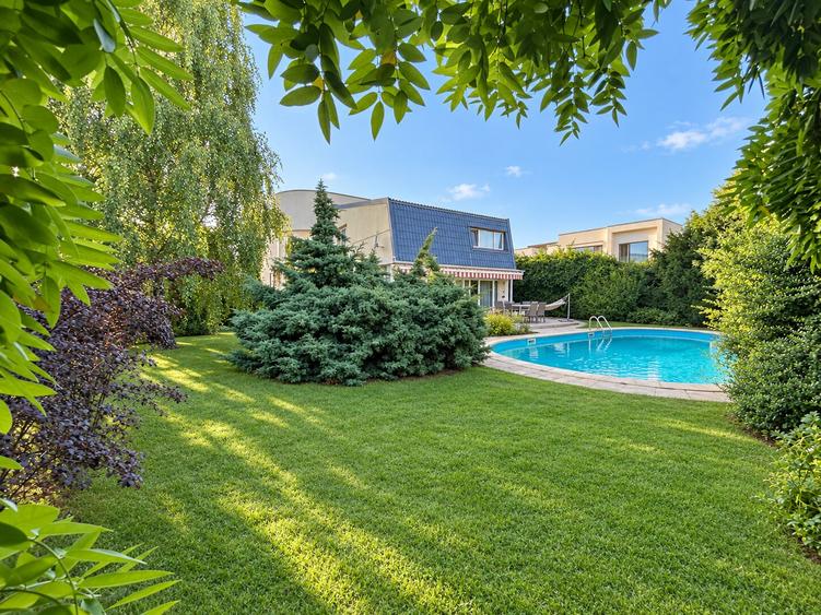 Duplex cu 4 camere cu Piscina în Iancu Nicolae