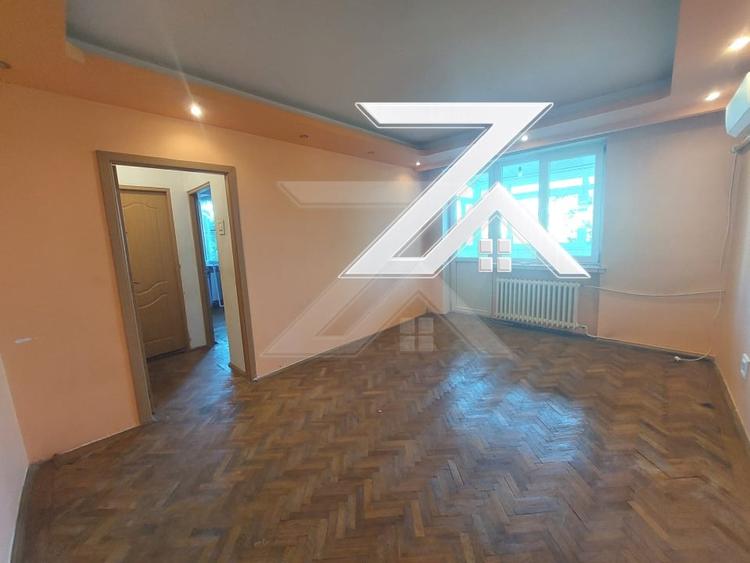 Apartament cu 3 camere semidecomandat în Calea Severinului