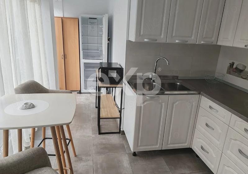 Apartament cu 3 camere semidecomandat, mobilat în Gruia