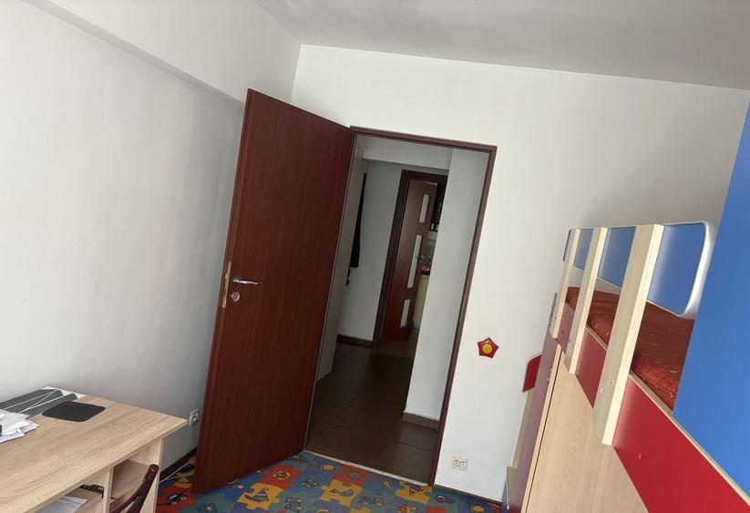 Apartament cu 3 camere decomandat, mobilat în Valea Ialomiței