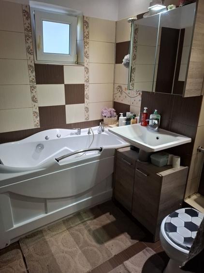 Apartament cu 3 camere decomandat în Lipovei