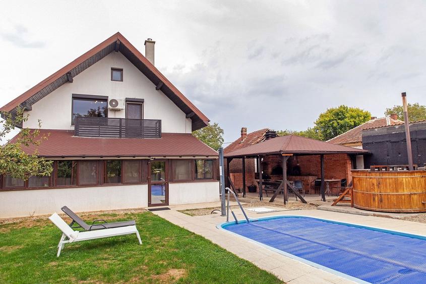 Casă individuală cu 11 camere cu Piscina în Apateu