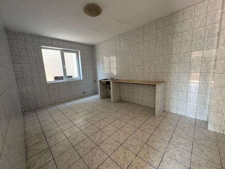 Casă individuală cu 6 camere cu Canalizare în Vitan