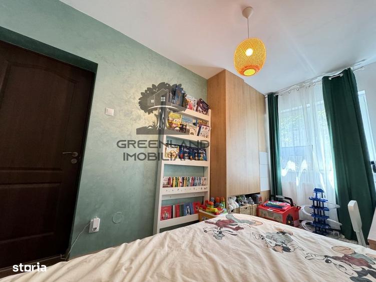 Apartament cu 3 camere semidecomandat în Podu Roș