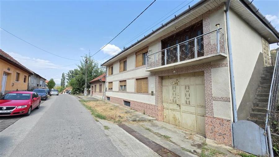 Casă individuală cu 11 camere cu Canalizare în Prigor