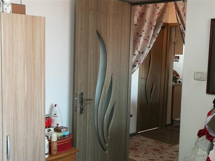 Casă individuală cu 4 camere cu Garaj în Uricani