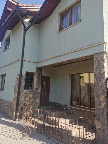 Casă cu 3 camere cu Teren 1958 Mp în Central