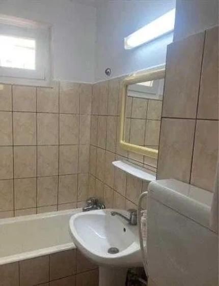 Apartament cu 3 camere semidecomandat în Drumul Taberei