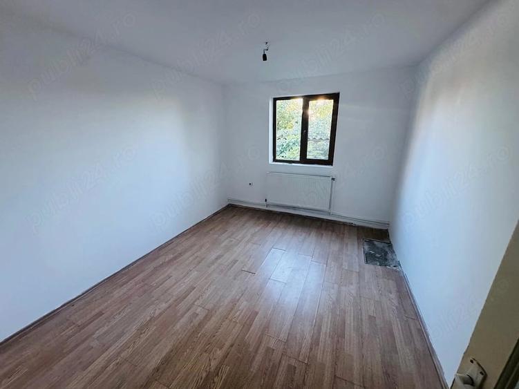 Casă cu 7 camere cu Teren 390 Mp în Șimian