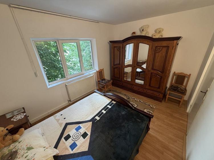 Apartament cu 3 camere semidecomandat în Posta