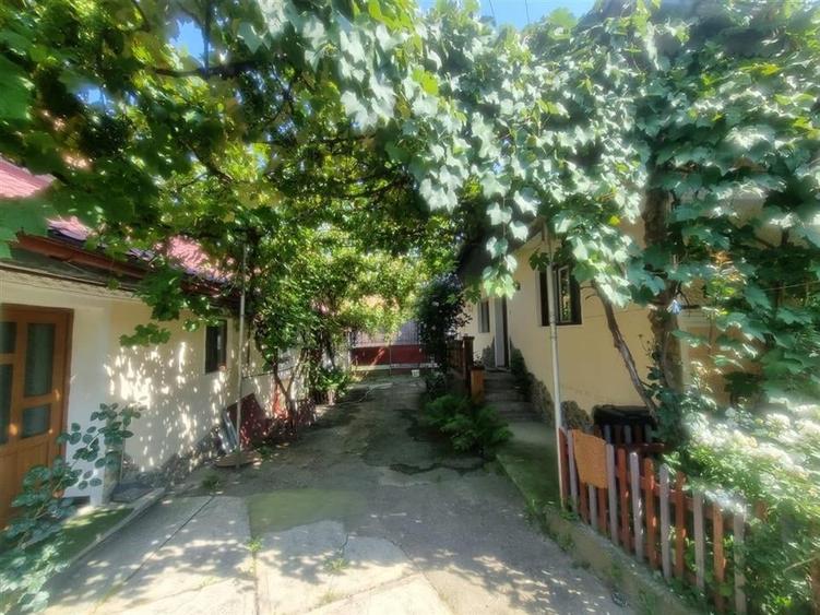 Casă individuală cu 6 camere cu Canalizare în Șercăița