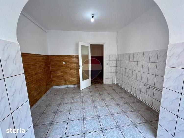 Apartament cu 3 camere decomandat în Vasile Aaron
