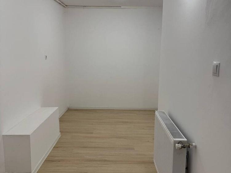 Casă individuală cu 12 camere cu Canalizare în Banu Manta