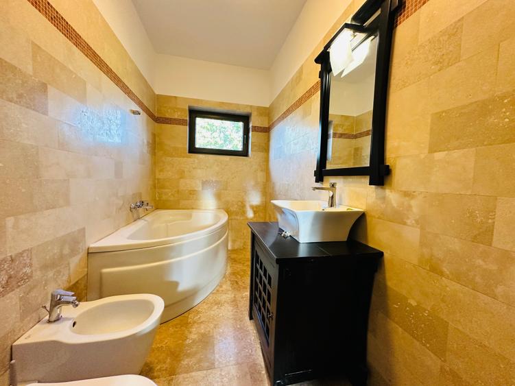 Casă individuală cu 5 camere cu Teren 513 Mp în Tunari