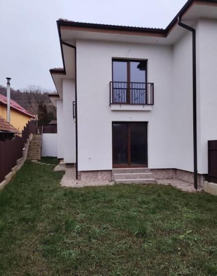 Duplex cu 4 camere cu Teren 300.5 Mp în Florești