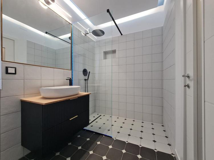 Apartament cu 3 camere semidecomandat în Colentina