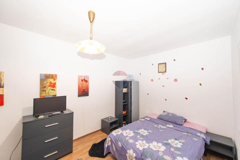 Casă individuală cu 7 camere cu Teren 383 Mp în Berceni