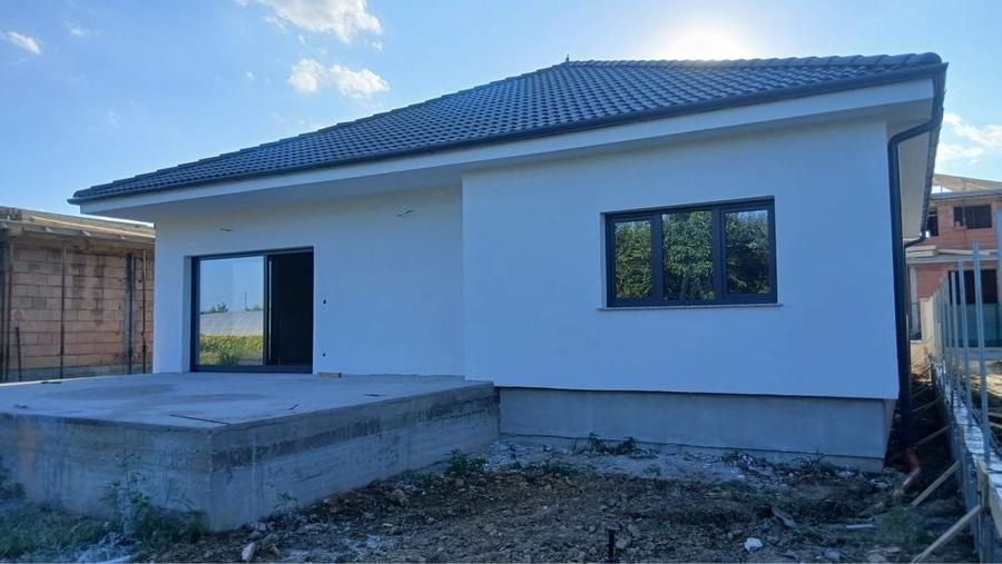 Casă cu 3 camere în Solidarității