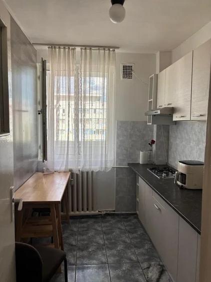 Apartament cu 2 camere semidecomandat, mobilat în 1 Mai