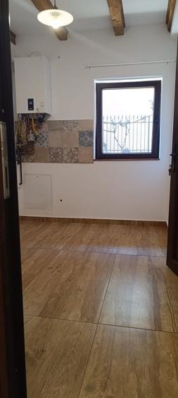 Casă cu 2 camere decomandat în Central