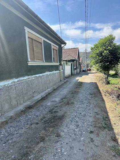 Casă cu 6 camere cu Teren 688 Mp în Câlnic