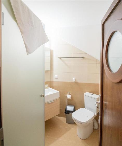 Casă individuală cu 9 camere cu Teren 1004 Mp în Tohanu Nou