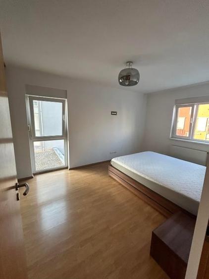 Apartament cu 3 camere semidecomandat, mobilat în Central