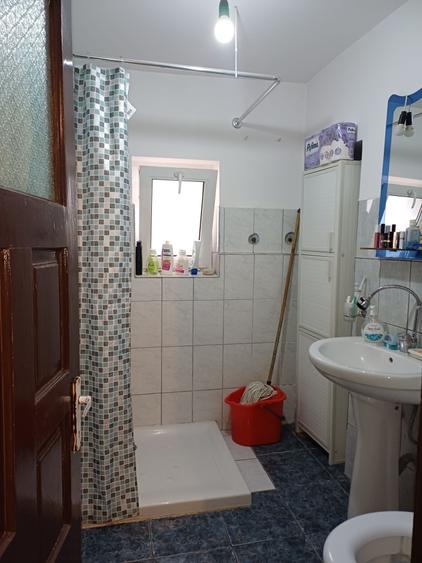Casă cu 3 camere în Romanești