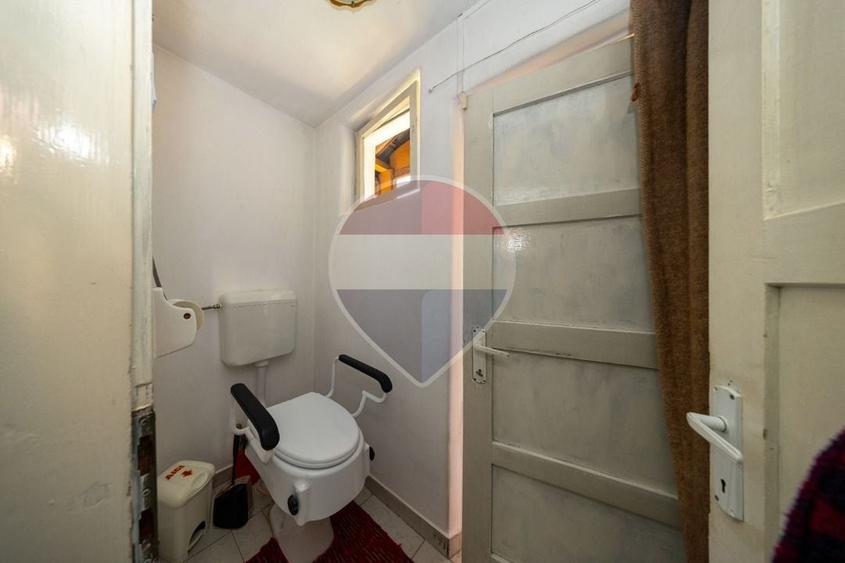 Casă individuală cu 6 camere cu Teren 1900 Mp în Central