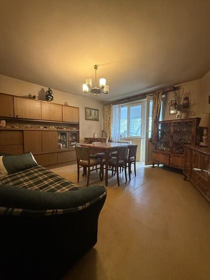 Apartament cu 3 camere semidecomandat în Tineretului