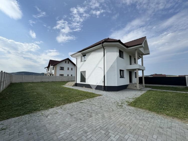 Casă individuală cu 5 camere cu Canalizare în Cristian