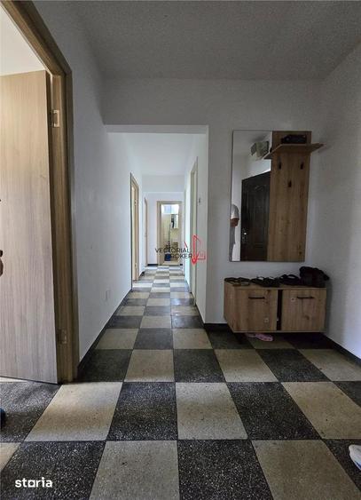 Apartament cu 3 camere semidecomandat în Tei