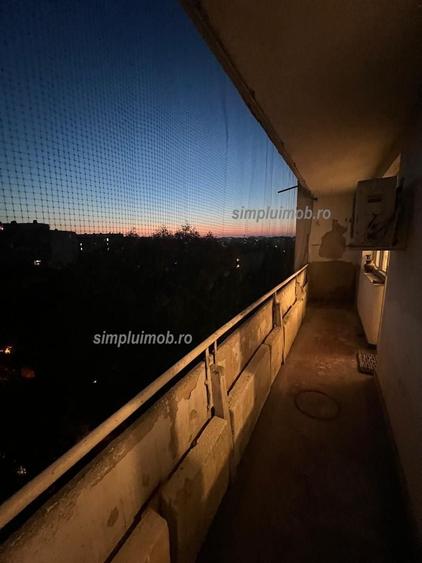Apartament cu 3 camere semidecomandat în Berceni