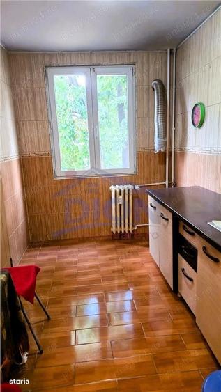 Apartament cu 3 camere decomandat în Valea Ialomiței
