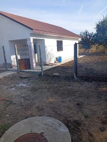 Casă cu Teren 385 Mp în Pecineaga
