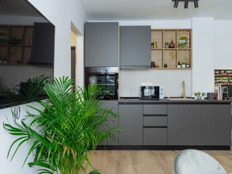 Apartament cu 3 camere semidecomandat, mobilat în
