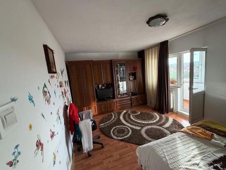 Apartament cu 2 camere decomandat, mobilat în Debarcader